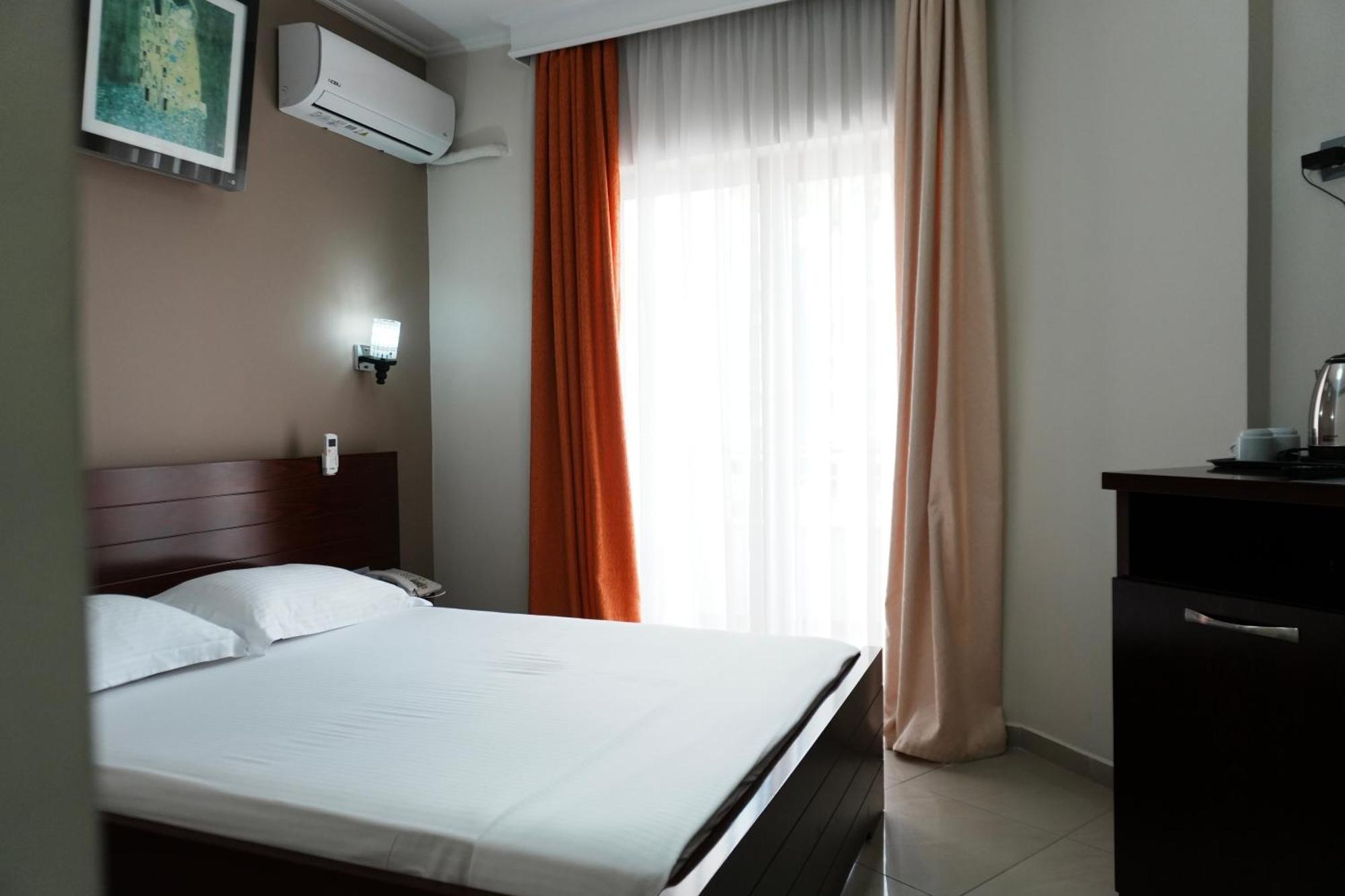 Hotel Mediterrane Саранде Екстериор снимка