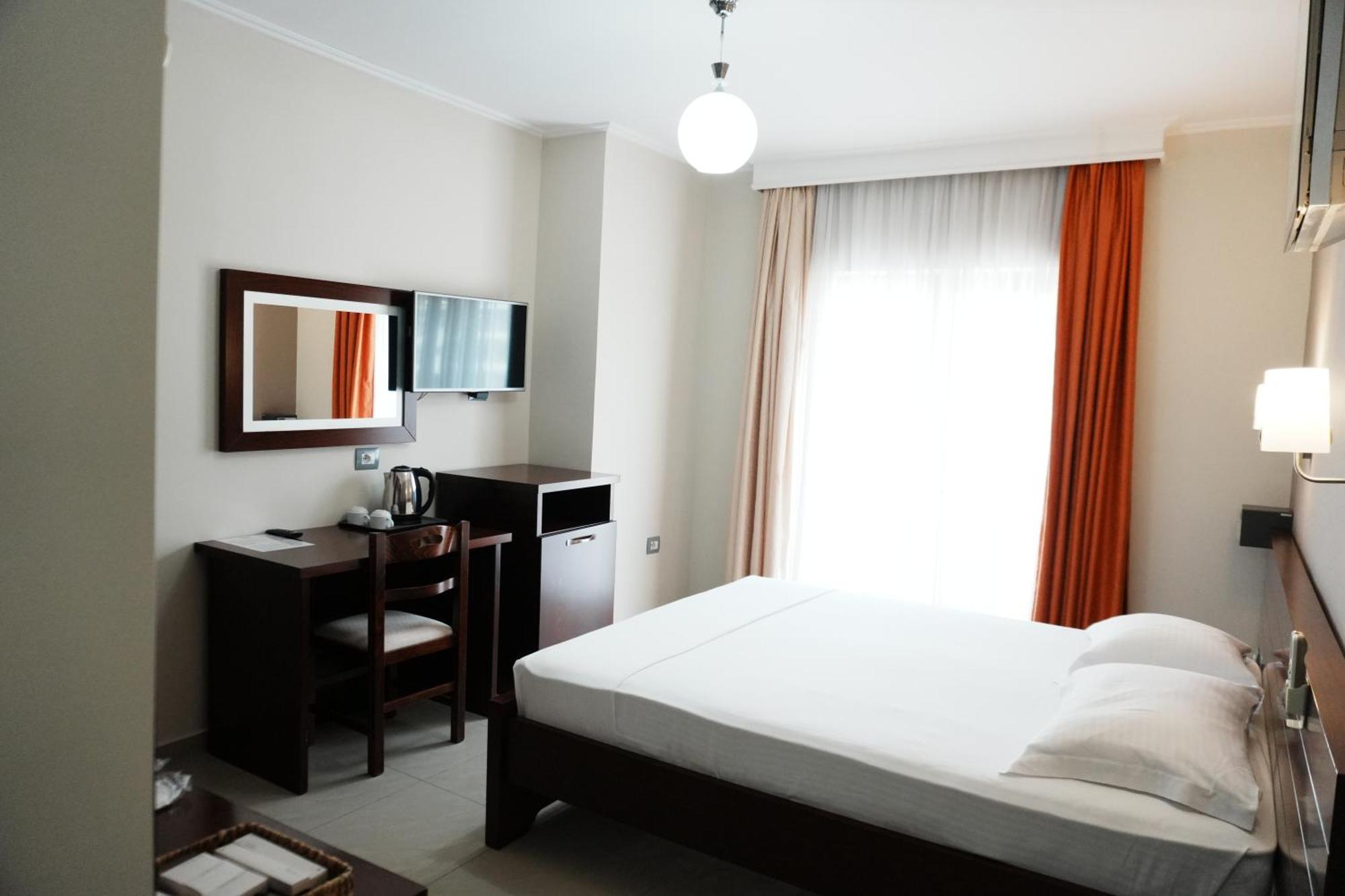 Hotel Mediterrane Саранде Екстериор снимка