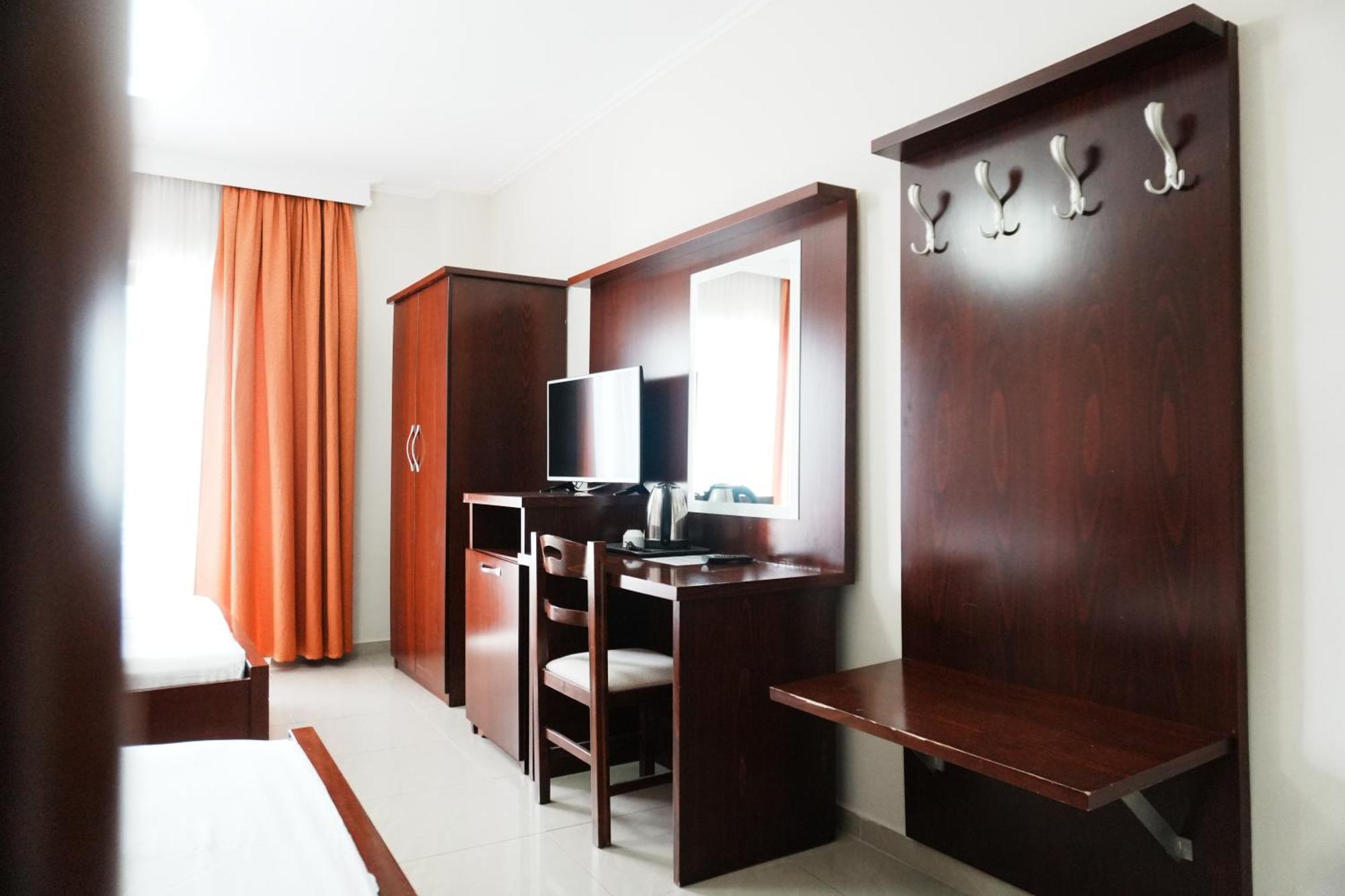 Hotel Mediterrane Саранде Екстериор снимка