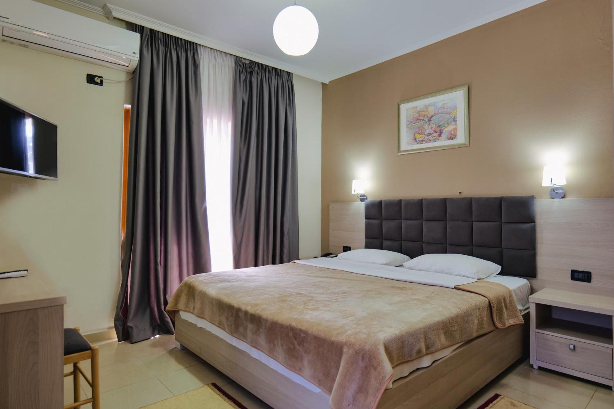 Hotel Mediterrane Саранде Екстериор снимка