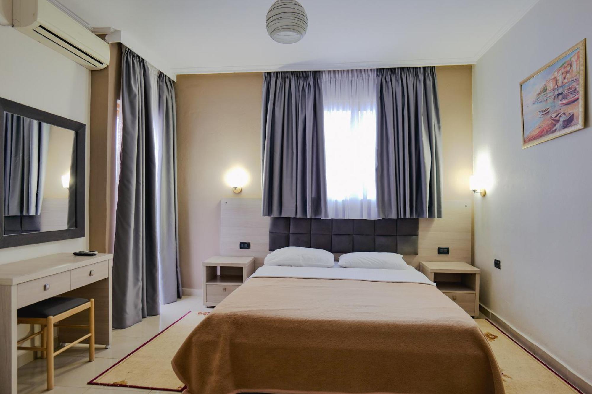 Hotel Mediterrane Саранде Екстериор снимка