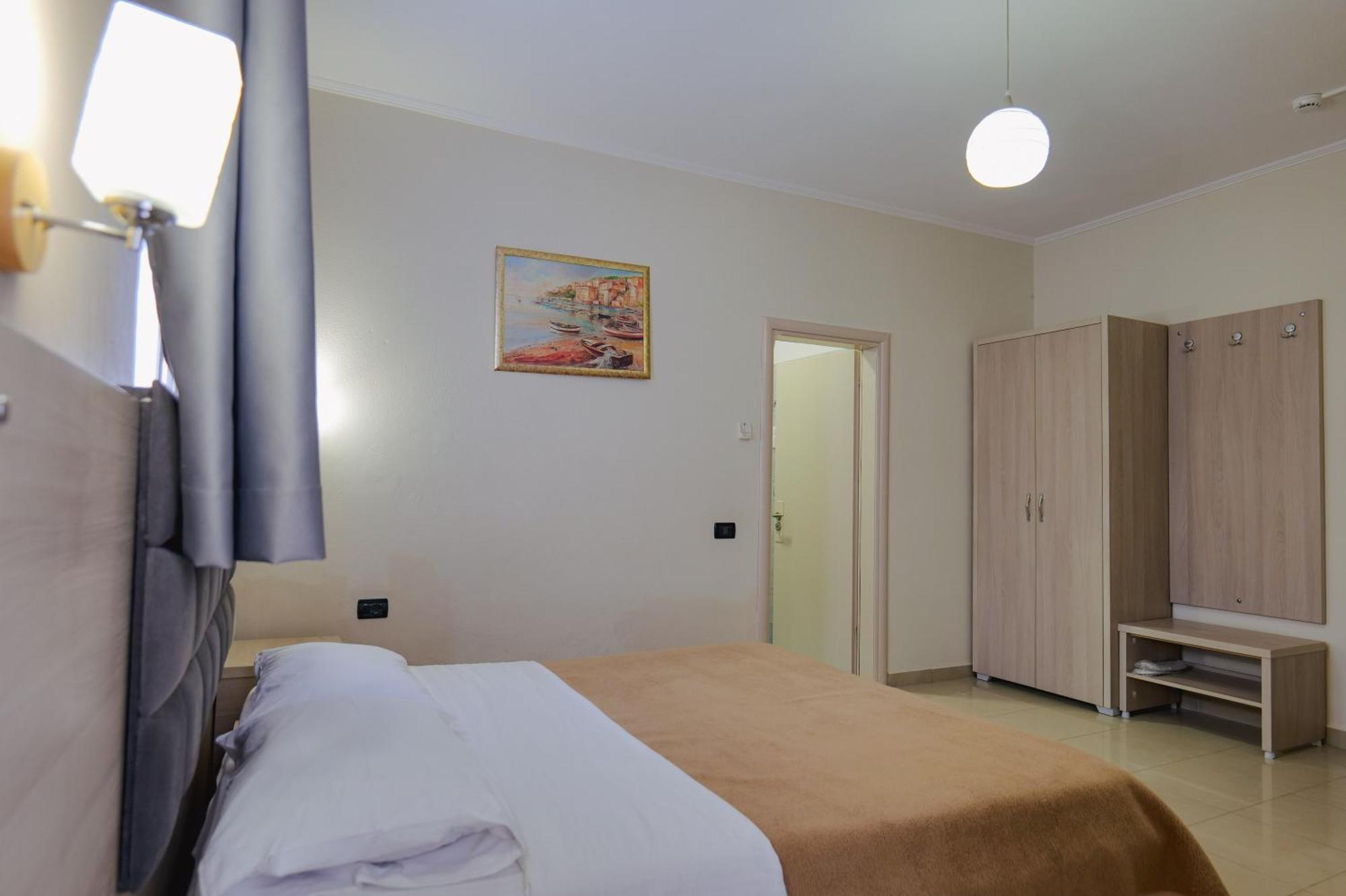 Hotel Mediterrane Саранде Екстериор снимка