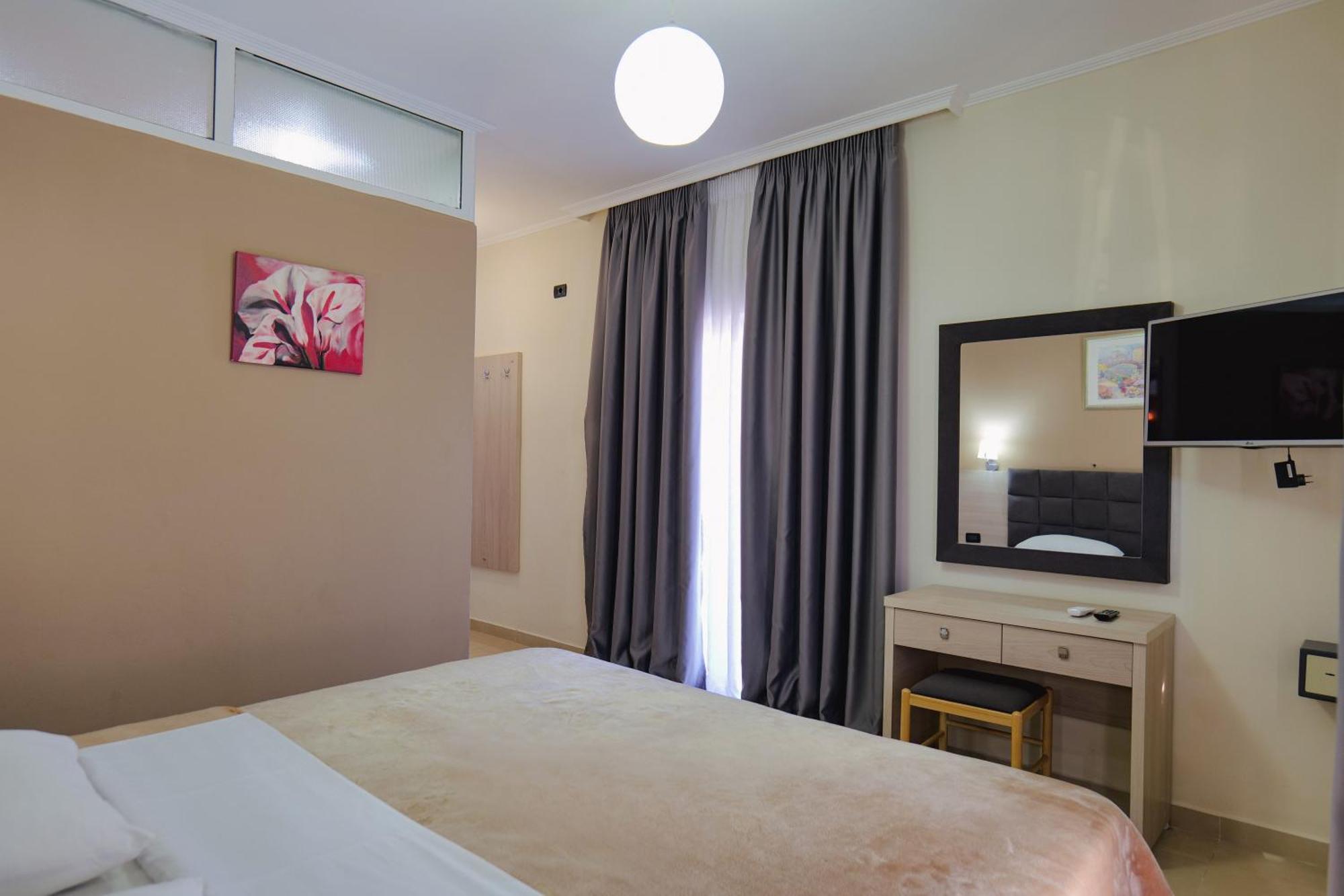 Hotel Mediterrane Саранде Екстериор снимка