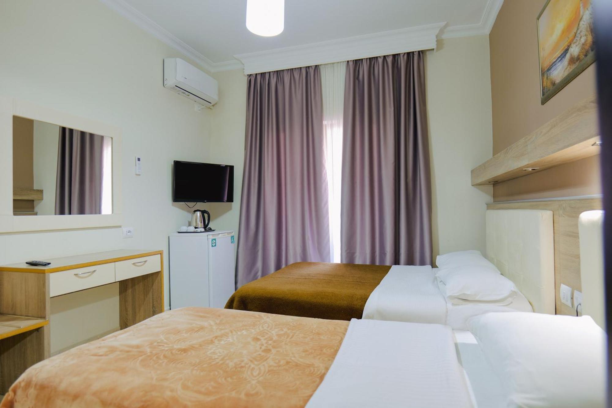 Hotel Mediterrane Саранде Екстериор снимка