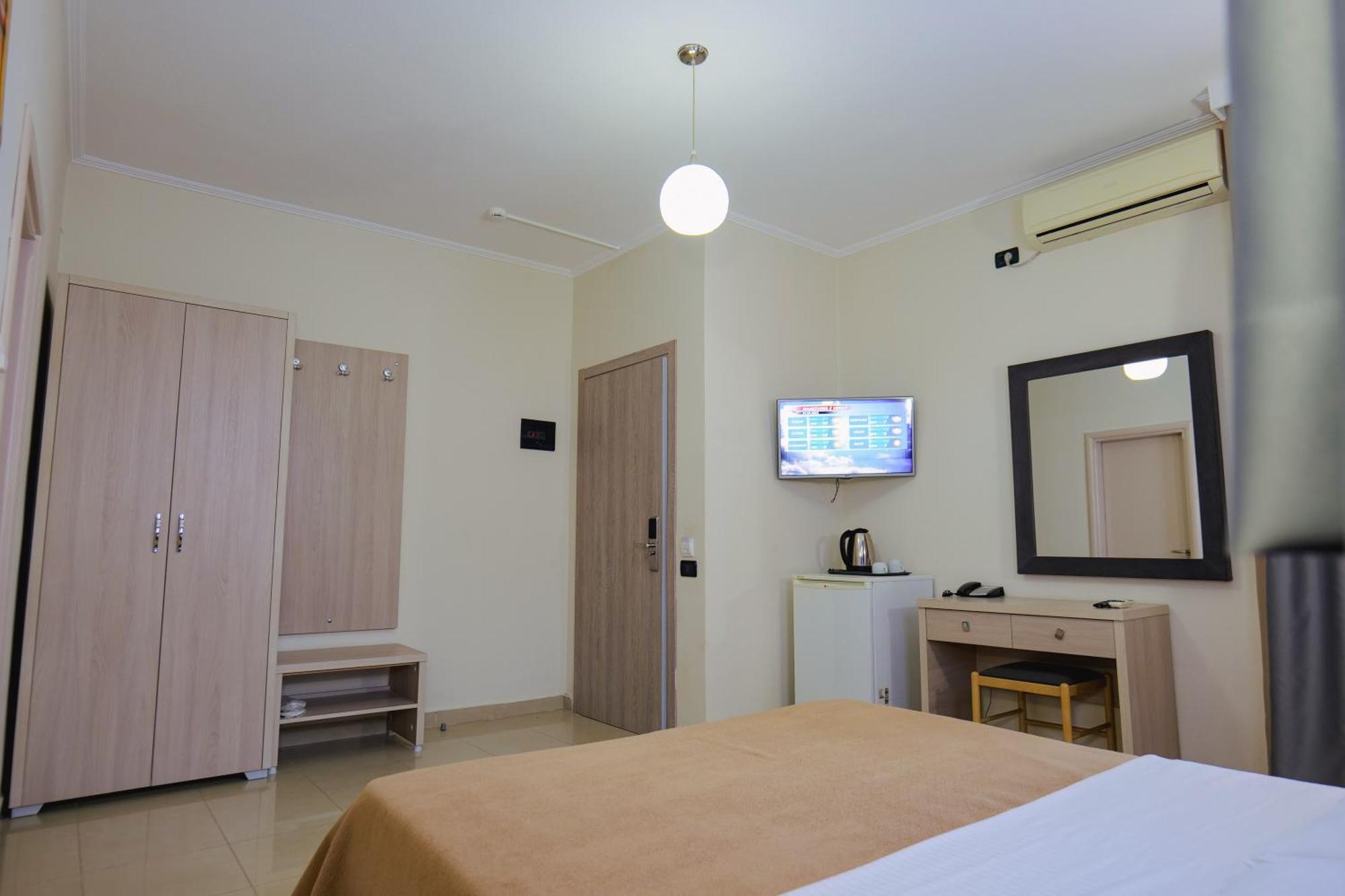Hotel Mediterrane Саранде Екстериор снимка
